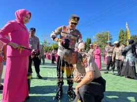 Kapolresta Banyuwangi, Kombes Pol. Dr. Rofiq Ripto Himawan, bersama Ketua Bhayangkari Cabang Banyuwangi, Ny Sari Rofiq, saat menyiram air bunga pada salah satu anggota pada momen Upacara Laporan Kenaikan Pangkat, Selasa (30/06/2026) (foto: Blok-a.com/Kuryanto).