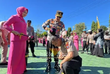 Kapolresta Banyuwangi, Kombes Pol. Dr. Rofiq Ripto Himawan, bersama Ketua Bhayangkari Cabang Banyuwangi, Ny Sari Rofiq, saat menyiram air bunga pada salah satu anggota pada momen Upacara Laporan Kenaikan Pangkat, Selasa (30/06/2026) (foto: Blok-a.com/Kuryanto).