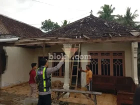 Kapolsek Purwoharjo, Iptu Agus Suhartono saat melakukan pendataan dampak angin puting beliung yang memporak-porandakan puluhan atap rumah warga, Minggu (26/07/2026) (foto: Blok-a.com/Kuryanto)