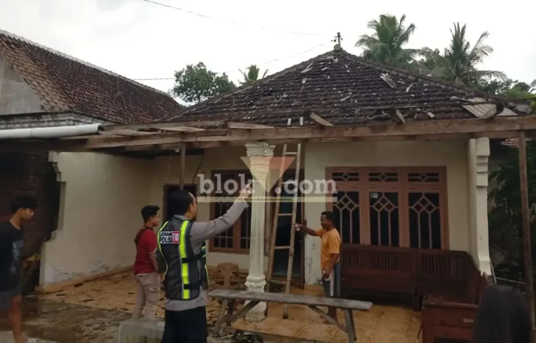 Kapolsek Purwoharjo, Iptu Agus Suhartono saat melakukan pendataan dampak angin puting beliung yang memporak-porandakan puluhan atap rumah warga, Minggu (26/07/2026) (foto: Blok-a.com/Kuryanto)