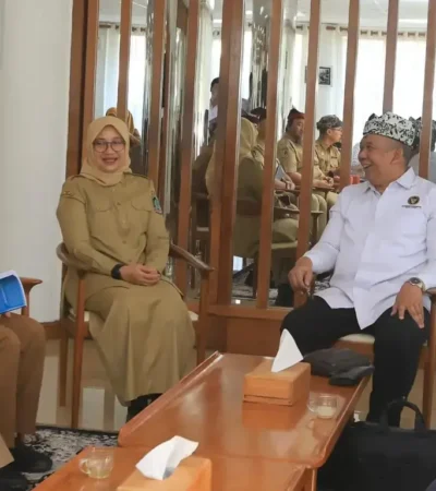 Kemenko Pangan, Sugeng Santoso, saat rapat koordinasi bersama Bupati Banyuwangi Ipuk Fiestiandani, Wakil Bupati Mujiono, BRIN, dan Pemkab Banyuwangi di Banyuwangi, Senin (6/7/2026)(foto: Istimewa)