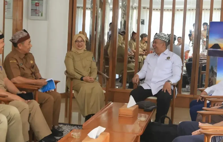 Kemenko Pangan, Sugeng Santoso, saat rapat koordinasi bersama Bupati Banyuwangi Ipuk Fiestiandani, Wakil Bupati Mujiono, BRIN, dan Pemkab Banyuwangi di Banyuwangi, Senin (6/7/2026)(foto: Istimewa)