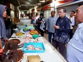 Kementerian Koordinator Bidang Pangan saat berdialog dengan salah satu pedagang daging ayam di Pasar Rogojampi, Minggu (05/07/2026) (foto: Blok-a.com/Istimewa)