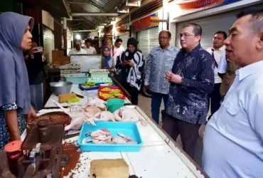 Kementerian Koordinator Bidang Pangan saat berdialog dengan salah satu pedagang daging ayam di Pasar Rogojampi, Minggu (05/07/2026) (foto: Blok-a.com/Istimewa)