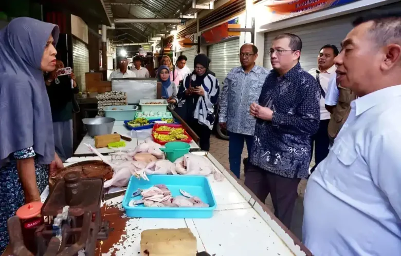 Kementerian Koordinator Bidang Pangan saat berdialog dengan salah satu pedagang daging ayam di Pasar Rogojampi, Minggu (05/07/2026) (foto: Blok-a.com/Istimewa)