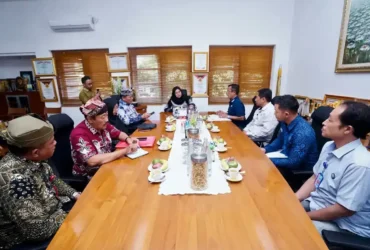Kepala-BNNK-Banyuwangi-bersama-Bupati-Banyuwangi-dan-beberapa-kepala-instansi-terkait-saat-gelar-audiensi-bahas-inovasi-Greeting–Closing-P4GN (penyampaian pesan-pesan pencegahan penyalahgunaan narkoba) (foto: Blok-a.com/Istimewa).