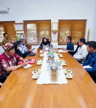 Kepala-BNNK-Banyuwangi-bersama-Bupati-Banyuwangi-dan-beberapa-kepala-instansi-terkait-saat-gelar-audiensi-bahas-inovasi-Greeting–Closing-P4GN (penyampaian pesan-pesan pencegahan penyalahgunaan narkoba) (foto: Blok-a.com/Istimewa).