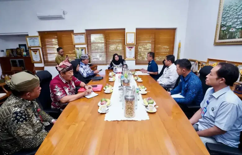 Kepala-BNNK-Banyuwangi-bersama-Bupati-Banyuwangi-dan-beberapa-kepala-instansi-terkait-saat-gelar-audiensi-bahas-inovasi-Greeting–Closing-P4GN (penyampaian pesan-pesan pencegahan penyalahgunaan narkoba) (foto: Blok-a.com/Istimewa).