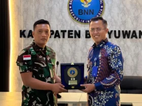 Kepala BNNK Banyuwangi Kombes Pol. Rachmat bersama Komandan Lanal Banyuwangi Letkol Laut (P) Wishnu Krestiawan perkuat sinergi cegah peredaran narkoba jalur laut (foto: Blok-a.com/istimewa)