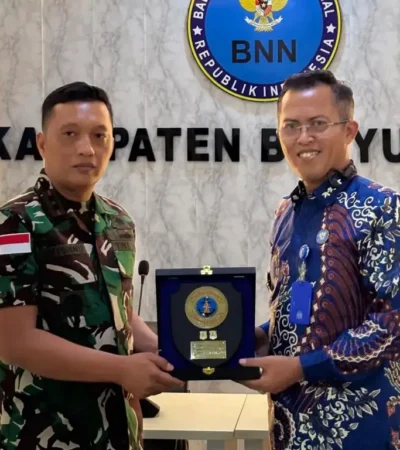 Kepala BNNK Banyuwangi Kombes Pol. Rachmat bersama Komandan Lanal Banyuwangi Letkol Laut (P) Wishnu Krestiawan perkuat sinergi cegah peredaran narkoba jalur laut (foto: Blok-a.com/istimewa)