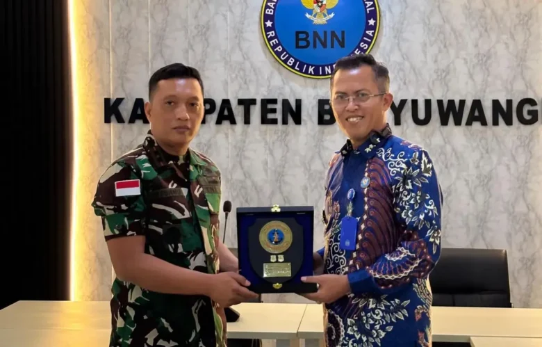 Kepala BNNK Banyuwangi Kombes Pol. Rachmat bersama Komandan Lanal Banyuwangi Letkol Laut (P) Wishnu Krestiawan perkuat sinergi cegah peredaran narkoba jalur laut (foto: Blok-a.com/istimewa)
