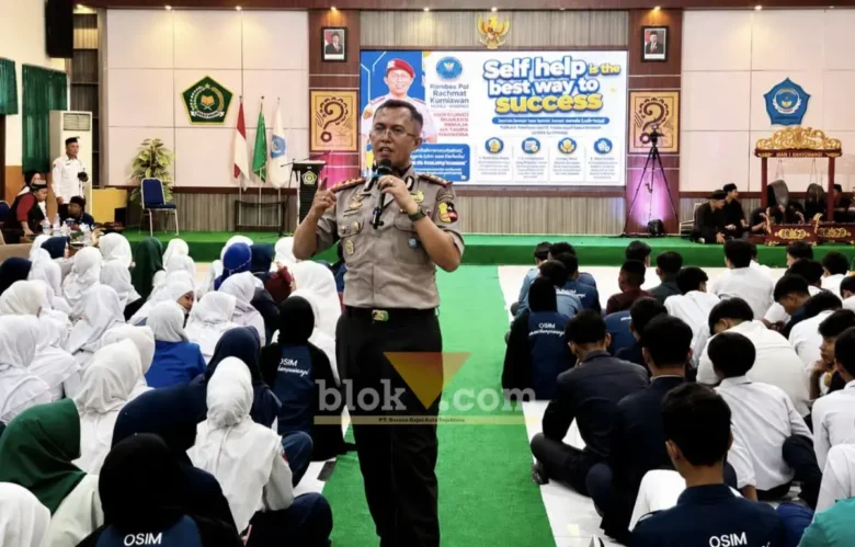 Kepala BNNK Banyuwangi Kombespol Rachmat Kurniawan, saat membekali ratusan murid baru MAN 1 Banyuwangi Tahun Ajaran 2026/2027, dengan pemahaman tentang bahaya narkoba, Senin (13/07/2026) (foto: Blok-a.com/Kuryanto)