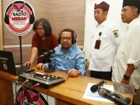 Kepala Bakom RI, Muhammad Qodari didampingi Asisten Perekonomian dan Pembangunan Pemkab Banyuwangi, Suratno, saat peluncuran radio komunitas Koperasi Merah Putih di Banyuwangi (foto: Blok-a.com/Istimewa)