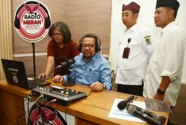 Kepala Bakom RI, Muhammad Qodari didampingi Asisten Perekonomian dan Pembangunan Pemkab Banyuwangi, Suratno, saat peluncuran radio komunitas Koperasi Merah Putih di Banyuwangi (foto: Blok-a.com/Istimewa)