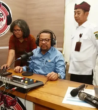 Kepala Bakom RI, Muhammad Qodari didampingi Asisten Perekonomian dan Pembangunan Pemkab Banyuwangi, Suratno, saat peluncuran radio komunitas Koperasi Merah Putih di Banyuwangi (foto: Blok-a.com/Istimewa)