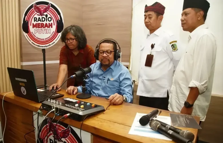 Kepala Bakom RI, Muhammad Qodari didampingi Asisten Perekonomian dan Pembangunan Pemkab Banyuwangi, Suratno, saat peluncuran radio komunitas Koperasi Merah Putih di Banyuwangi (foto: Blok-a.com/Istimewa)