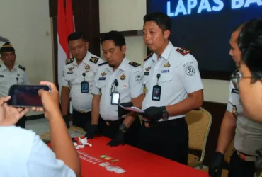 Kepala Lapas Banyuwangi, Solichin, saat menunjukkan barang bukti berupa 20 paket klip kecil, 2 paket klip besar, dan 5 paket klip diduga sabu dan inex (Foto: dok Humas Lapas Banyuwangi).