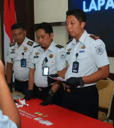 Kepala Lapas Banyuwangi, Solichin, saat menunjukkan barang bukti berupa 20 paket klip kecil, 2 paket klip besar, dan 5 paket klip diduga sabu dan inex (Foto: dok Humas Lapas Banyuwangi).