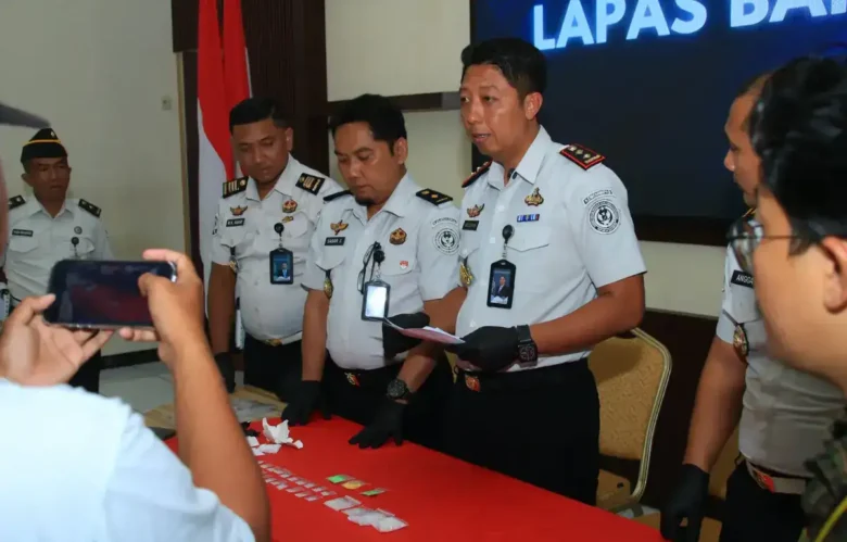 Kepala Lapas Banyuwangi, Solichin, saat menunjukkan barang bukti berupa 20 paket klip kecil, 2 paket klip besar, dan 5 paket klip diduga sabu dan inex (Foto: dok Humas Lapas Banyuwangi).