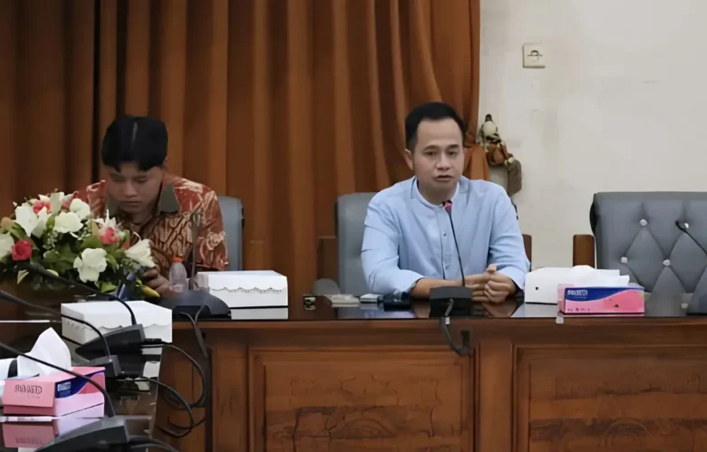 Ketua Pansus pembahasan Raperda RPIK, Aevy Rizalsi (kanan) bersama Wakil Ketua Pansus, Andhiko, Kamis (09/07/2026) (foto: Blok-a.com/Istimewa).