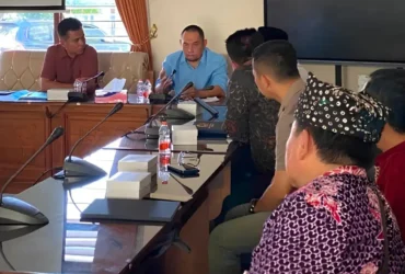 Komisi IV DPRD Banyuwangi saat bersama HMI usai gelar rapat dengar pendapat menyangkut berbagai persoalan SPMB di Banyuwangi (foto: Istimewa)