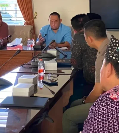 Komisi IV DPRD Banyuwangi saat bersama HMI usai gelar rapat dengar pendapat menyangkut berbagai persoalan SPMB di Banyuwangi (foto: Istimewa)