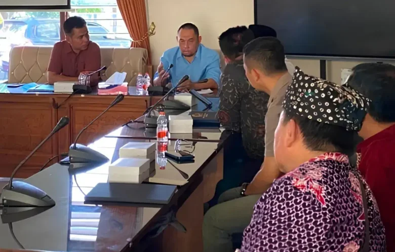 Komisi IV DPRD Banyuwangi saat bersama HMI usai gelar rapat dengar pendapat menyangkut berbagai persoalan SPMB di Banyuwangi (foto: Istimewa)