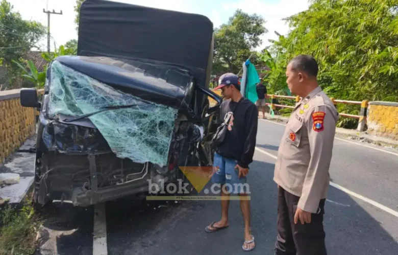 Kondisi mobil Pickup Suzuki Carry, pasca alami kecelakaan tunggal menabrak tembok pembatas jembatan akibat pecah ban, Rabu (01/07/2026)(foto: Blok-a.com/Kuryanto)