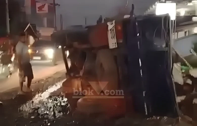 Kondisi truk Engkel usai bertabrakan dengan Microbus di Jalan Raya Cluring–Gambiran, Desa Benculuk, Kecamatan Cluring, Rabu (22/07/2026) (foto: Blok-a.com/Kuryanto)