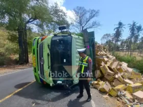 Kondisi truk Hino Tronton yang terguling usai kecelakaan tunggal di Jalan Raya Banyuwangi–Situbondo, tepat di utara Patung Gandrung, Kecamatan Wongsorejo, Rabu (22/07/2026) (foto: Blok-a.com/Kuryanto)