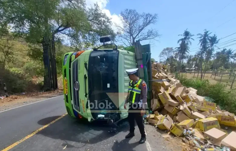 Kondisi truk Hino Tronton yang terguling usai kecelakaan tunggal di Jalan Raya Banyuwangi–Situbondo, tepat di utara Patung Gandrung, Kecamatan Wongsorejo, Rabu (22/07/2026) (foto: Blok-a.com/Kuryanto)