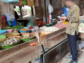 Memasuki akhir Juli 2026, harga rata-rata bahan pokok di tiga pasar tradisional Banyuwangi terpantau relatif stabil, Senin (27/07/2026) (foto: Blok-a.com/Kuryanto)
