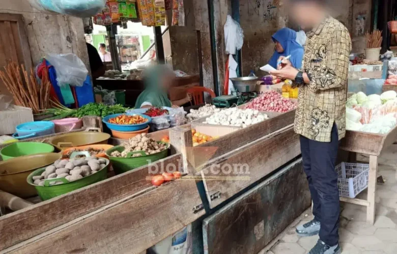 Memasuki akhir Juli 2026, harga rata-rata bahan pokok di tiga pasar tradisional Banyuwangi terpantau relatif stabil, Senin (27/07/2026) (foto: Blok-a.com/Kuryanto)