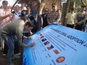 Para peserta forum internasional saat meninjau kawasan Bangsring Underwater pekan lalu (foto: Blok-a.com/Istimewa)