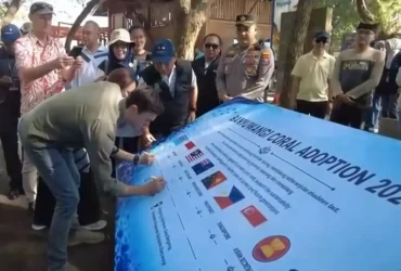 Para peserta forum internasional saat meninjau kawasan Bangsring Underwater pekan lalu (foto: Blok-a.com/Istimewa)