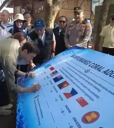 Para peserta forum internasional saat meninjau kawasan Bangsring Underwater pekan lalu (foto: Blok-a.com/Istimewa)