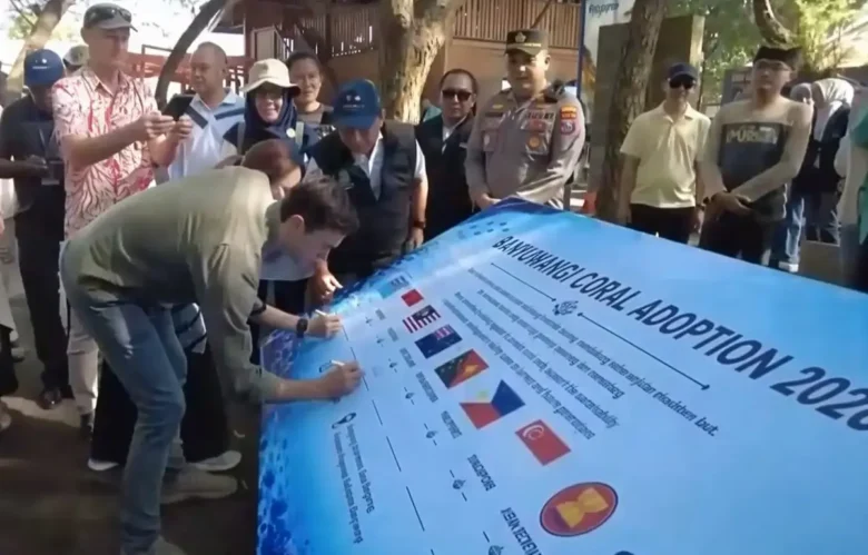 Para peserta forum internasional saat meninjau kawasan Bangsring Underwater pekan lalu (foto: Blok-a.com/Istimewa)