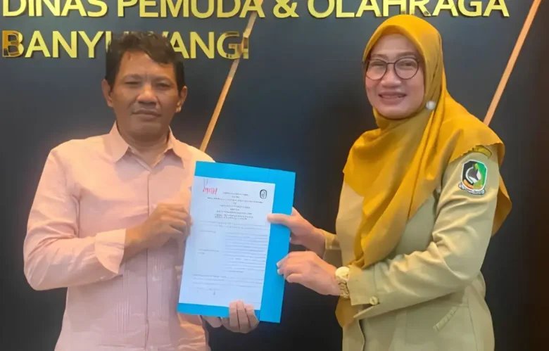 Ketua Pengurus Kabupaten (Pengkab) PSOI, H.M. Zaenul Arifin bersama Kadispora, Dwi Handayani usai melakukan penandatanganan PKS pelaksanaan Gandrung Surf Competition 2026. (foto: istimewa)