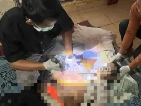 Petugas medis saat memeriksa jenazah Hariyono, warga Dusun Balak Lor, yang ditemukan meninggal di kandang sapinya, Selasa (28/07/2026)(foto: Blok-a.com/Kuryanto)