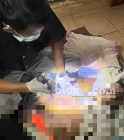 Petugas medis saat memeriksa jenazah Hariyono, warga Dusun Balak Lor, yang ditemukan meninggal di kandang sapinya, Selasa (28/07/2026)(foto: Blok-a.com/Kuryanto)