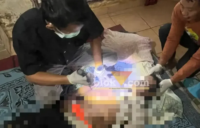 Petugas medis saat memeriksa jenazah Hariyono, warga Dusun Balak Lor, yang ditemukan meninggal di kandang sapinya, Selasa (28/07/2026)(foto: Blok-a.com/Kuryanto)