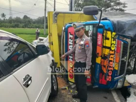Piket Lantas Polsek Genteng, saat mendatangi TKP kecelakaan mobil pribadi kontra truk di Desa Dasri, Kecamatan Tegalsari, Selasa (28/07/2026) (blok-a.com/Kuryanto)