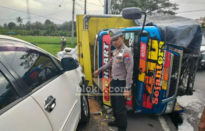 Piket Lantas Polsek Genteng, saat mendatangi TKP kecelakaan mobil pribadi kontra truk di Desa Dasri, Kecamatan Tegalsari, Selasa (28/07/2026) (blok-a.com/Kuryanto)