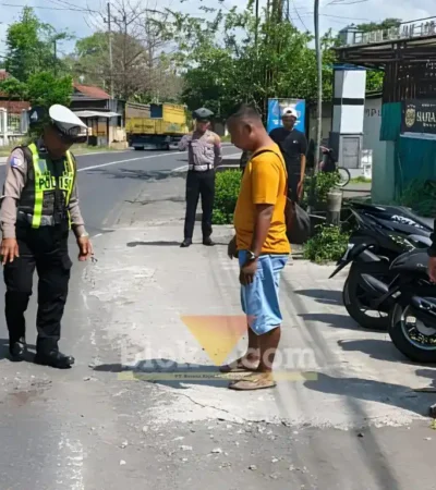 Piket Lantas Polsek Rogojampi saat lakukan olah TKP lakalantas tabrak samping di Jalan Raya Lemahbangkulon, Kecamatan Singojuruh, Banyuwangi, Sabtu (11/07/2026) (foto: Blok-a.com/Kuryanto).