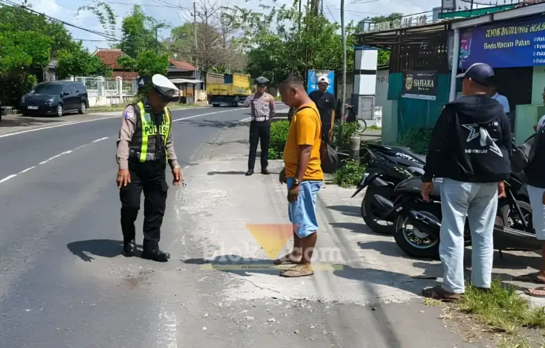 Piket Lantas Polsek Rogojampi saat lakukan olah TKP lakalantas tabrak samping di Jalan Raya Lemahbangkulon, Kecamatan Singojuruh, Banyuwangi, Sabtu (11/07/2026) (foto: Blok-a.com/Kuryanto).
