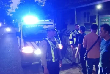Piket lantas Polresta Banyuwangi saat lakukan olah TKP, lakalantas antara dua sepeda motor yang terjadi di Jalan Raya Nasional Banyuwangi – Jember, tepat di Simpang 3 Mantren, Desa/Kecamatan Kabat, Kamis malam (16/07/2026) (foto: dok Satlantas Polresta Banyuwangi)