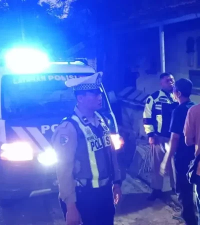 Piket lantas Polresta Banyuwangi saat lakukan olah TKP, lakalantas antara dua sepeda motor yang terjadi di Jalan Raya Nasional Banyuwangi – Jember, tepat di Simpang 3 Mantren, Desa/Kecamatan Kabat, Kamis malam (16/07/2026) (foto: dok Satlantas Polresta Banyuwangi)