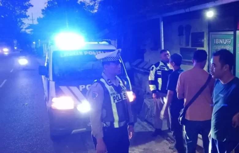 Piket lantas Polresta Banyuwangi saat lakukan olah TKP, lakalantas antara dua sepeda motor yang terjadi di Jalan Raya Nasional Banyuwangi – Jember, tepat di Simpang 3 Mantren, Desa/Kecamatan Kabat, Kamis malam (16/07/2026) (foto: dok Satlantas Polresta Banyuwangi)
