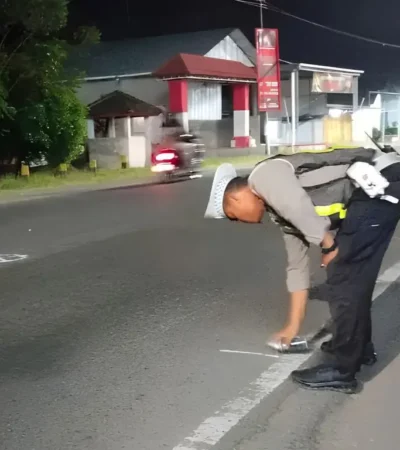 Piket Lantas saat lakukan olah TKP insiden Lakalantas beruntun di Jalan Raya Banyuwangi – Srono, Kecamatan Rogojampi, hingga satu pengendara motor tewas di tempat, Minggu (19/07/2026) (foto: dok Satlantas Polresta Banyuwangi)