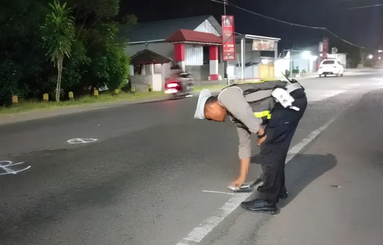 Piket Lantas saat lakukan olah TKP insiden Lakalantas beruntun di Jalan Raya Banyuwangi – Srono, Kecamatan Rogojampi, hingga satu pengendara motor tewas di tempat, Minggu (19/07/2026) (foto: dok Satlantas Polresta Banyuwangi)